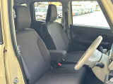 【フロントシート】高めのヒップポイントで見晴らしが良く、運転もしやすいですよ◎運転席アームレストがついているので長距離運転時の疲労軽減になりますよ◎