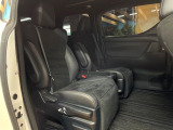 後部座席も気になるようなキズ・汚れやへたり等、大きなダメージはなく、良好な状態です。