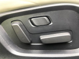 【メモリー機能付きパワーシート】ドライバーごとに設定したシート位置を記憶して、ボタン一つで切り替えできる便利な機能!運転する方が複数名いらっしゃるご家庭におすすめです♪