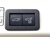 【パワーバックドア】スマートキーや運転席のボタンを押すだけでリアゲートが自動で開閉します!荷物を持っている時や、高い位置にあるバックドアを閉める際に便利な機能です♪