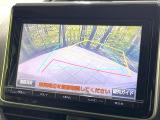 【バックカメラ】駐車時に後方がリアルタイム映像で確認できます。大型商業施設や立体駐車場での駐車時や、夜間のバック時に大活躍!運転スキルに関わらず、今や必須となった装備のひとつです!