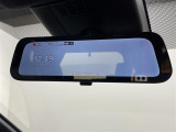 【デジタルルームミラー】車両後方カメラの映像をルームミラーに映すことが出来ます。 そのため、後席に人や荷物があって後方が見えづらい場合でもしっかり視界を確保することが出来ます。