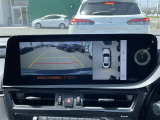 【パノラミックビューモニター】クルマを真上から見下ろした視点で駐車をサポートします!クルマの斜め後ろや真横など、いち早く障害物に気が付くことができます。