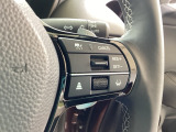 ステアリング右側がクルーズコントロールスイッチです。アクセルペダルを踏まずに一定速走行が出来るので、高速道路での走行がグッと快適になります。