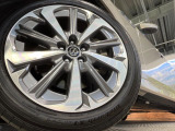 【純正20インチアルミホイール】外観にマッチした純正アルミホイールを装着しております。各種社外アルミホイールや、スタッドレスタイヤも取扱いしております。是非ご相談ください♪