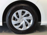 純正のスチールホイール+ホイールキャップ装着車です。