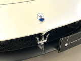 エクステリアにはもう一つエンブレムが。マセラティのイメージカラーのブルーが差し色に。