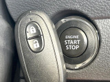 【キーレススタートシステム】カバンやポケットに入れたままでもドアの施錠・解錠が可能なスマートキーを装備。エンジンのオン・オフ時もカギを取り出す必要が無いからとっても便利です♪