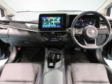 使いやすく安全な操作性と良好な視界を実現した運転席