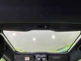 【ガラスルーフ】ガラスルーフ搭載で車内の解放感が一気にアップ!開放的なドライブをお楽しみいただけます。