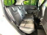 後部座席も気になるようなキズ・汚れやへたり等、大きなダメージはなく、良好な状態です。