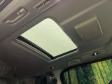 【ムーンルーフ】開放感たっぷりの希少装備、ムーンルーフが装着されています!車内に明かりを取り入れたり景色を楽しむ以外にも、車内の空気も簡単に換気できて快適です!