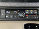 オートエアコンがついてますので、簡単操作で快適に過ごせます。リア熱線のスイッチの中にサイドミラーヒーターも入っています。パネル内のシートヒータースイッチは前席の左右別々に2段階で温度設定ができます。