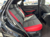 後部座席も気になるようなキズ・汚れやへたり等、大きなダメージはなく、良好な状態です。
