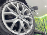 【純正18インチアルミホイール】外観にマッチした純正アルミホイールを装着しております。各種社外アルミホイールや、スタッドレスタイヤも取扱いしております。是非ご相談ください♪