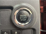エンジンスタートボタンです。キーが車内にあれば、エンジンの始動・停止はブレーキを踏んでスイッチを押すだけ!キーを取り出す手間を省き、ワンプッシュでエンジンを操作するので簡単でスムーズです。