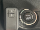 【キーレススタートシステム】カバンやポケットに入れたままでもドアの施錠・解錠が可能なスマートキーを装備。エンジンのオン・オフ時もカギを取り出す必要が無いからとっても便利です♪