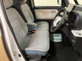 ベンチシート形状で足元も含め広々ゆったり座っていただけます。運転席側に装備してますセンターコンソールボックスを利用頂くとセパレートしてリラックス、ベンチにして開放的に2タイプお好みに合わせ使えます。