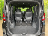 普段のお買い物や通勤、送迎等に十分な荷室スペースを確保しております。サードシートを倒すと、大きな荷物の積載も可能です♪