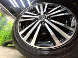 【純正18インチアルミホイール】外観にマッチした純正アルミホイールを装着しております。各種社外アルミホイールや、スタッドレスタイヤも取扱いしております。是非ご相談ください♪