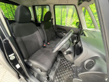 運転席まわりには十分なスペースがあり、大柄な方でもゆったり運転していただける環境です。