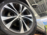 【純正18インチアルミホイール】外観にマッチした純正アルミホイールを装着しております。各種社外アルミホイールや、スタッドレスタイヤも取扱いしております。是非ご相談ください♪