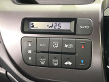 【オートエアコン】一度お好みの温度に設定すれば、車内の温度を検知し風量や温度を自動で調整。暑い&hellip;寒い&hellip;と何度もスイッチ操作をする必要はありません。快適な車内空間には必須の機能ですね♪