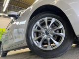 【純正15インチアルミホイール】外観にマッチした純正アルミホイールを装着しております。各種社外アルミホイールや、スタッドレスタイヤも取扱いしております。是非ご相談ください♪