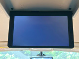 【フリップダウンモニター】大画面モニターで後席でもエンタメをお楽しみいただけます。小さなお子様にも大人気の装備です♪