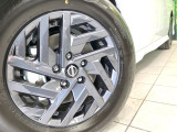 【純正アルミホイール】外観にマッチした純正アルミホイールを装着しております。各種社外アルミホイールや、スタッドレスタイヤも取扱いしております。是非ご相談ください♪