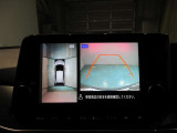 上から丸見え!アラウンドビューカメラです。お車の周りを写します。もちろん後退時には右画面に大きく表示します。
