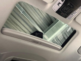 【サンルーフ】開放感たっぷりの希少装備、サンルーフが装着されています!車内に明かりを取り入れたり景色を楽しむ以外にも、車内の空気も簡単に換気できて快適です!