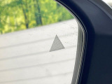 【後方車輛検知】走行中、ドアミラーの死角になりやすい箇所に後続車が接近するとサイドミラー付近に警告を表示、ドライバーに注意喚起をしてくれます。