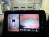 上から丸見え!アラウンドビューカメラです。お車の周りを写します。もちろん後退時には右画面に大きく表示します。