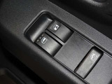 運転席と助手席のみパワーウィンドウを装備しています。