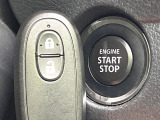【キーレススタートシステム】カバンやポケットに入れたままでもドアの施錠・解錠が可能なスマートキーを装備。エンジンのオン・オフ時もカギを取り出す必要が無いからとっても便利です♪