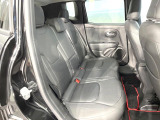 ●後部座席も気になるようなキズ・汚れやへたり等、大きなダメージはなく、良好な状態です。