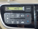 【オートエアコン】一度お好みの温度に設定すれば、車内の温度を検知し風量や温度を自動で調整。暑い&hellip;寒い&hellip;と何度もスイッチ操作をする必要はありません。快適な車内空間には必須の機能ですね♪