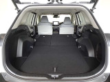 セカンドシートを倒した状態です。セカンドシートは独立可倒、荷物に合わせてラゲッジスペースをアレンジできます。
