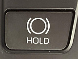 【ブレーキホールド】システムがONのとき、信号待ちなどの停止中に、ブレーキペダルから足を離してもブレーキがかかったまま保持されます!