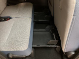 リヤシートには「置きラクボックス」装備で雨で濡れた荷物など床に置きたくない物を収納できますよ!!