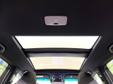 【ガラスルーフ】ガラスルーフ搭載で車内の解放感が一気にアップ!開放的なドライブをお楽しみいただけます。