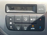 【オートエアコン】一度お好みの温度に設定すれば、車内の温度を検知し風量や温度を自動で調整。暑い&hellip;寒い&hellip;と何度もスイッチ操作をする必要はありません。快適な車内空間には必須の機能ですね♪