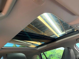 【大型サンルーフ】車内の解放感が一気に上がる大型のパノラマルーフ!季節を問わず開放的で快適なドライブをお楽しみいただけます。流通量も少なく希少価値の高い人気の装備です♪