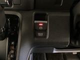 セレクトレバーの右に電子制御パーキングブレーキがあります。スイッチひとつで、停車した地点の傾斜などをシステムが検知・判断してブレーキ力を自動的に最適制御し、しっかり停車できるパーキングシステムです。