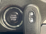 【キーレススタートシステム】カバンやポケットに入れたままでもドアの施錠・解錠が可能なスマートキーを装備。エンジンのオン・オフ時もカギを取り出す必要が無いからとっても便利です♪