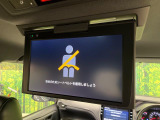 【フリップダウンモニター】大画面モニターで後席でもエンタメをお楽しみいただけます。小さなお子様にも大人気の装備です♪