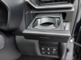 カップホルダーは運転席や助手席からちょうど手の届く位置です!!