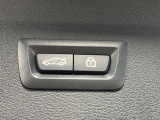 ●電動リアゲート:ワンタッチでリアゲートの開閉ができ、荷物などで両手が塞がっている状態でも簡単に開閉ができる便利機能です。