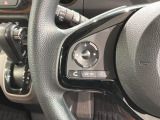 ステアリングにオーディオ操作スイッチが付いています。オーディオ画面に直接タッチしなくても操作が出来ますので、運転に集中できます。